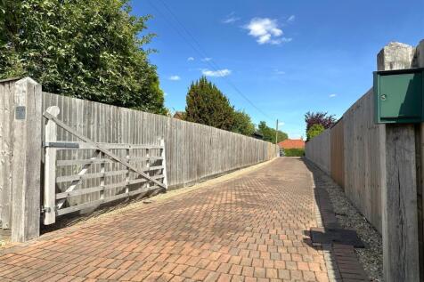 Private Gated Entrance 924
