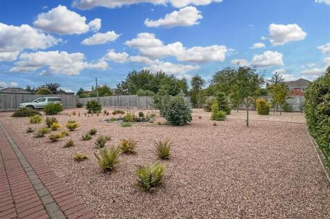 Substantial Front Garden 793