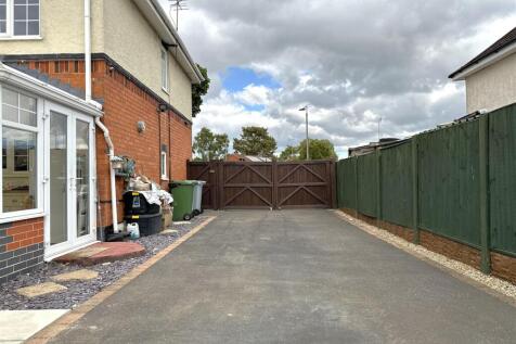 Gated &amp; Multi-Vehicle Driveway 090