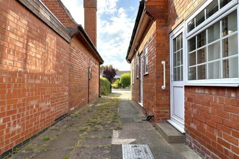 Lengthy Gated Driveway 527