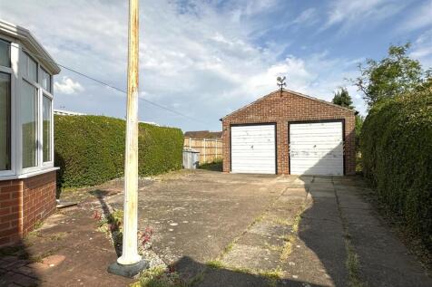 Double Garage &amp; Substantial Driveway Space 528