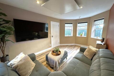 Large Lounge With Side Bay 627