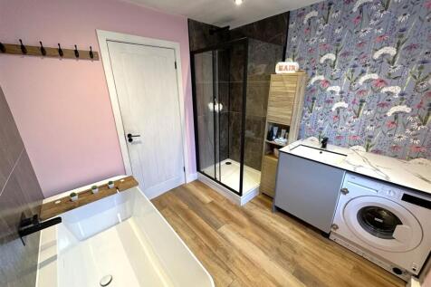 Modern Four-Piece Bathroom 645