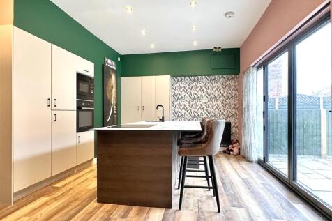 Contemporary Kitchen With Bi-Fold Doors 514