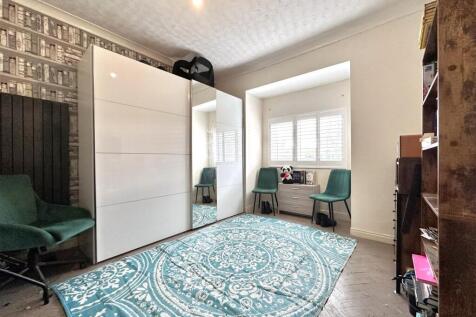 Bay-Fronted Master Bedroom 496