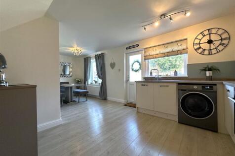 Spacious Dining Kitchen 118