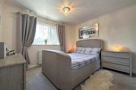 Master Bedroom 072