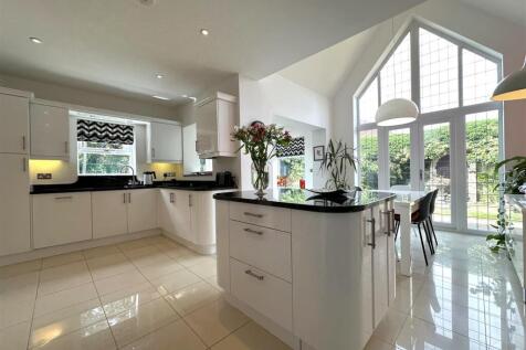 Open-Plan Modern Kitchen 476