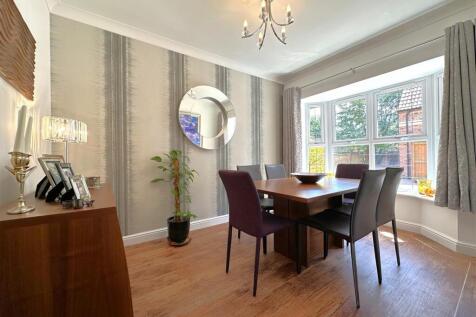 Bay-Fronted Dining Room 445