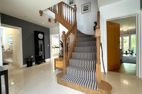 Attractive Free-Flowing Entrance 465