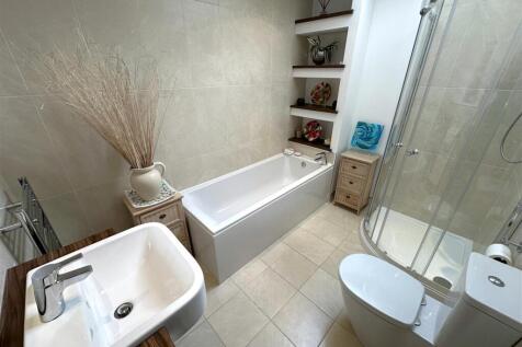 Luxurious En-Suite Bathroom 362