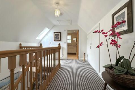 Large Second Floor Landing 331
