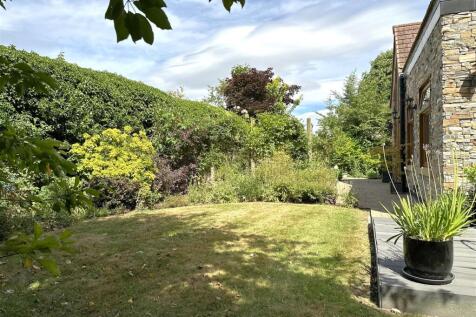 Sizeable Side Garden 555