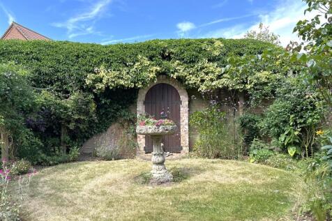 Secluded Landscaped Garden 559