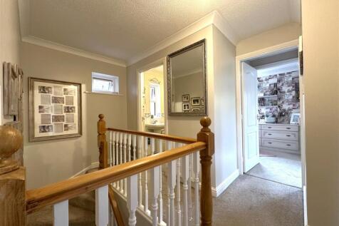 First Floor Landing 819