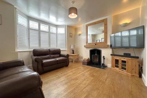 Bay-Fronted Lounge 884