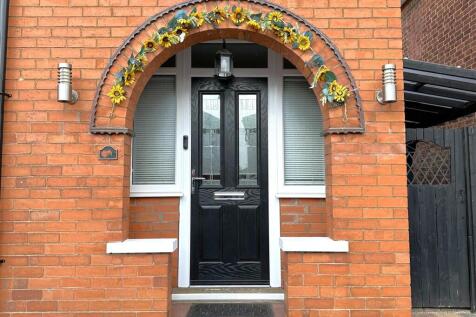 Inviting Entrance Porch 033