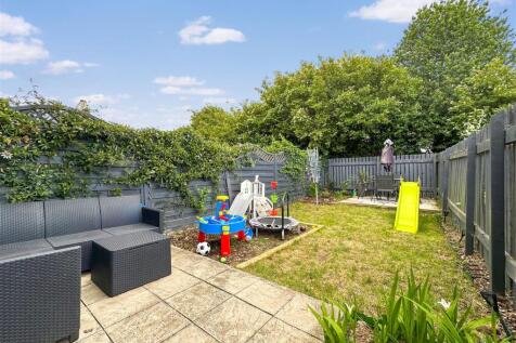 Delightful Enclosed Garden 962