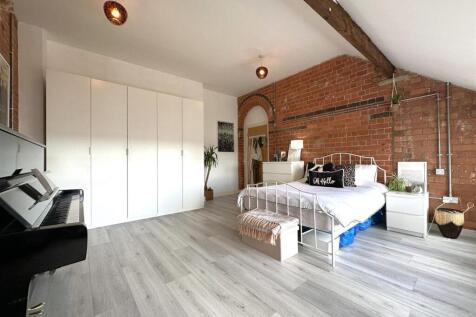 Large Master Bedroom 162