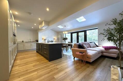 STUNNING Open-Plan Living Space 121