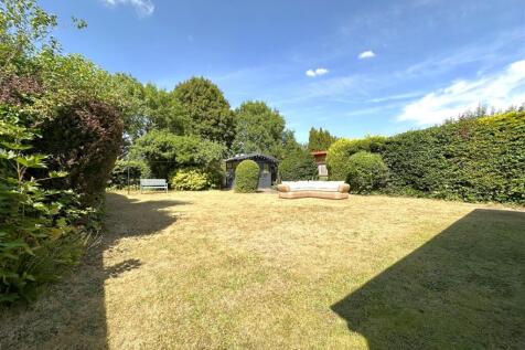 Generous &amp; Private Garden 169