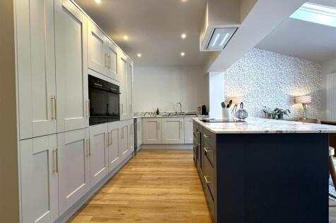 Stylish Contemporary Kitchen 127