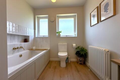 Lovely Three-Piece Bathroom 092