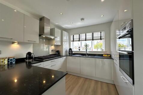 Complementary Modern Kitchen 587