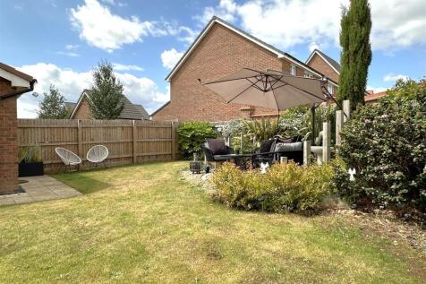 Well-Appointed Landscaped Garden 675