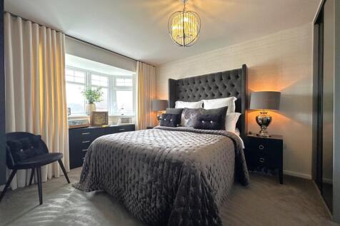 Bay-Fronted Master Bedroom 537