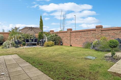 Lovely Walled Rear Garden 646