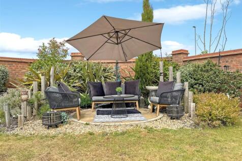 Private Paved Seating Area 653