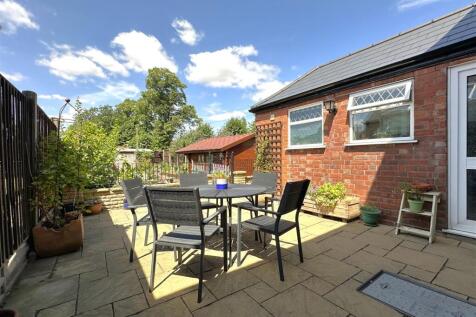 Large Paved Seating Terrace 902