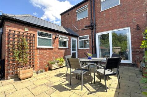 Lovely Secluded Seating Area 899