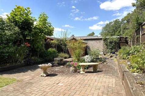 Generous Private Garden 921