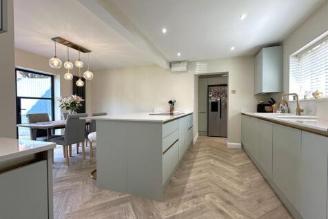 OPEN-PLAN Dining Kitchen 2.