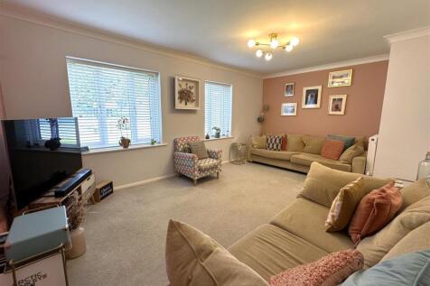 Sizeable Lounge 7.