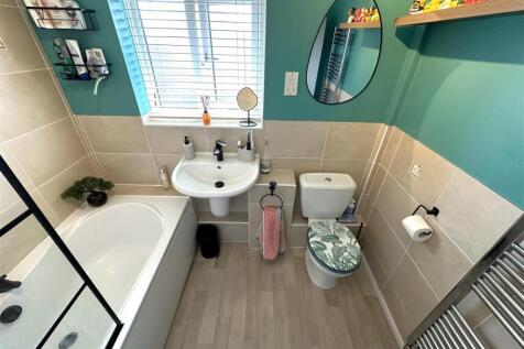 Family Bathroom 14.