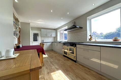 Spacious Modern Kitchen 411