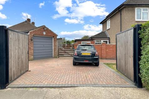 Double Gates &amp; Block Paved Driveway 486