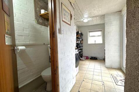 Ground Floor W.C &amp; Utility 490