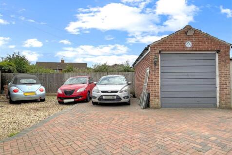 GARAGE &amp; Extensive Driveway Space 478