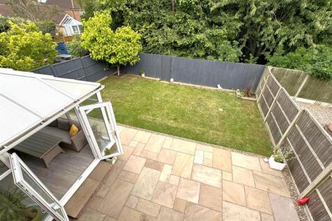 Generous Garden &amp; Private Outlook 970