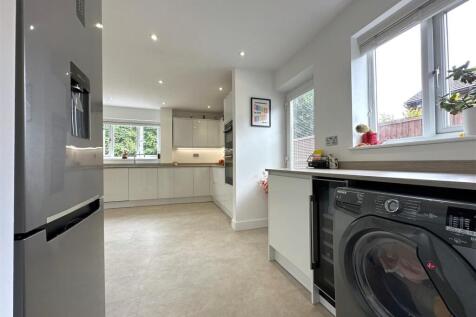 Expansive Contemporary Kitchen 102