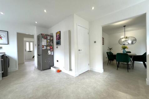 Large OPEN-Plan Living Space 084