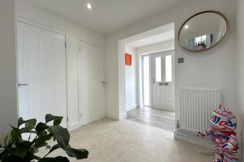 Sizeable Hallway Space 074