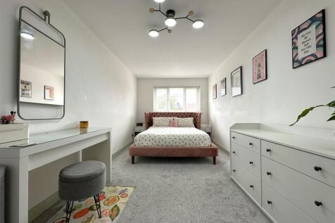Master Bedroom 952