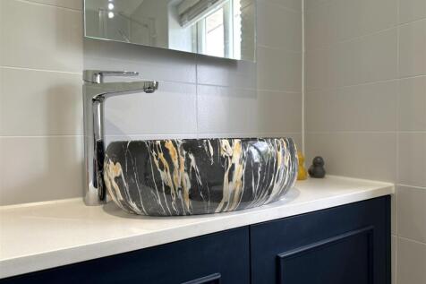 Eye-Catching Bathroom Features 986