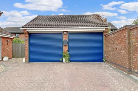 DOUBLE GARAGE &amp; Block Paved Driveway 160