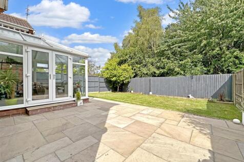 Beautifully Landscaped Garden 136